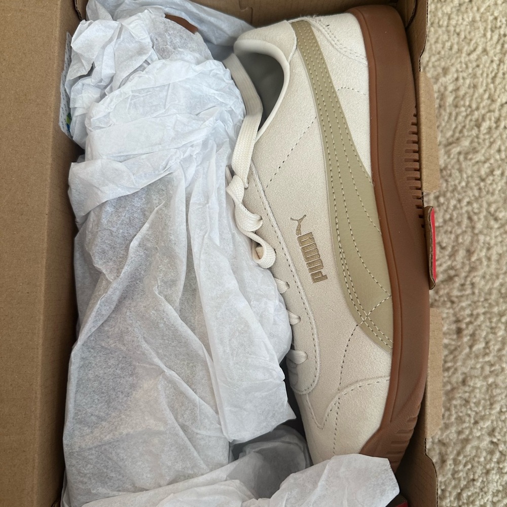 New in Box Puma Ivory and Almond Sneakers 5v5